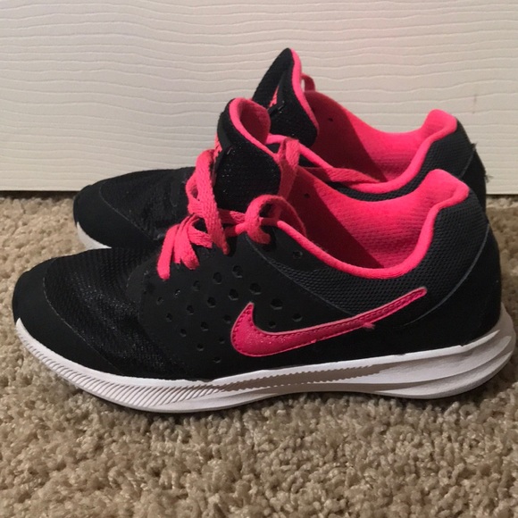 🔴SOLD🔴Youth Nike Sneakers - Picture 2 of 5